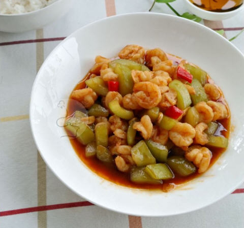 酱爆黄瓜虾仁简单家常做法，虾肉Q弹、黄瓜清脆