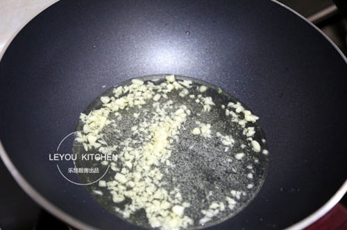 蒜蓉小白菜，清脆爽口，蒜香浓郁，非常开胃