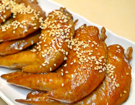 蜜汁鸡翅的做法，口感醇厚且香甜四溢，深受广大食客们的热爱