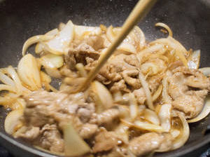 日式生姜烧猪肉，甜甜辣辣的滋味很受欢迎