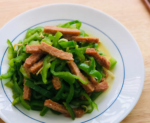 青椒炒新餐肉的做法和技巧，味道还真的特别香