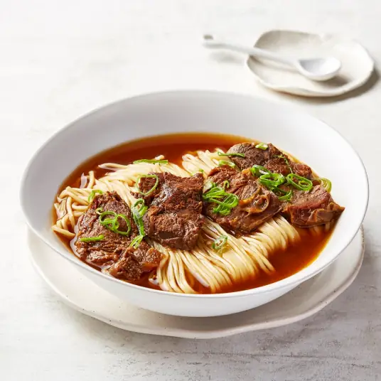 红烧牛肉面的详细做法，鲜香浓郁、肉质软烂、面条劲道