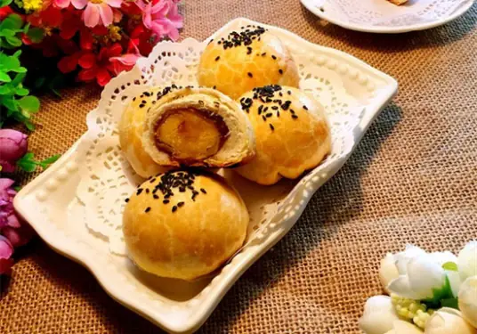 蛋黄酥的制作方法详解，酥皮与咸蛋黄的完美结合