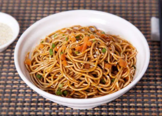 热干面的传统做法与独特风味介绍