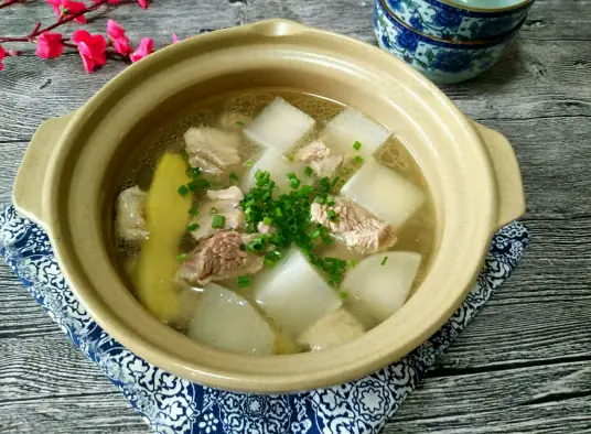 牛肉炖萝卜，两者搭配，既美味又健康