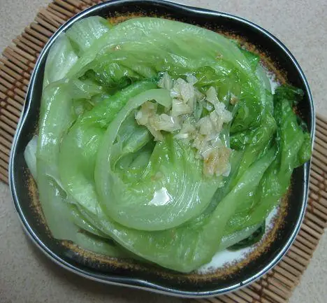 蒜泥生菜，既保留了生菜的清新口感，又增添了蒜泥的鲜美滋味