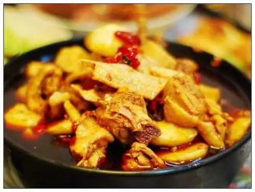 芋儿鸡的做法，鸡肉质地细嫩，辣而不燥，芋儿粑糯回甜，让人回味