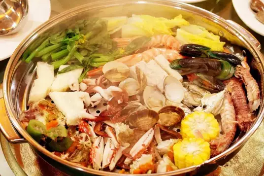 海鲜火锅的鲜美做法，丰富的海鲜食材和独特的鲜美口感