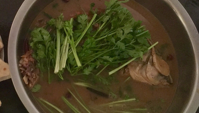 东北炖鱼的做法，芳香扑鼻，鱼肉鲜嫩不腥无异味，让人越吃越想吃！