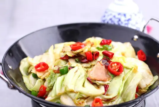 爽脆微酸，口味鲜美的干锅手撕包菜怎么做？