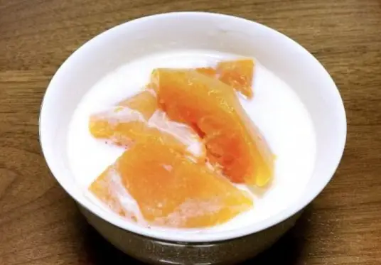 木瓜炖牛奶，既要保留木瓜的活性成分，又要避免牛奶过度加热导致营养流失
