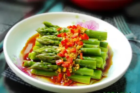 素鲜美味的响油芦笋，口感细腻爽口，非常美味