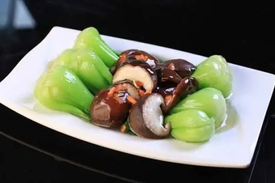 双菇扒油菜，融合了香菇的清香爽滑，油菜的嫩绿清脆
