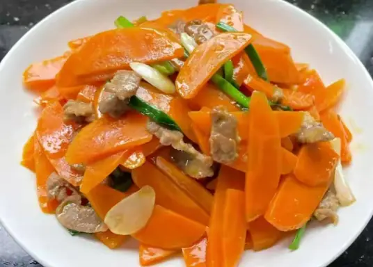 胡萝卜片炒肉的做法