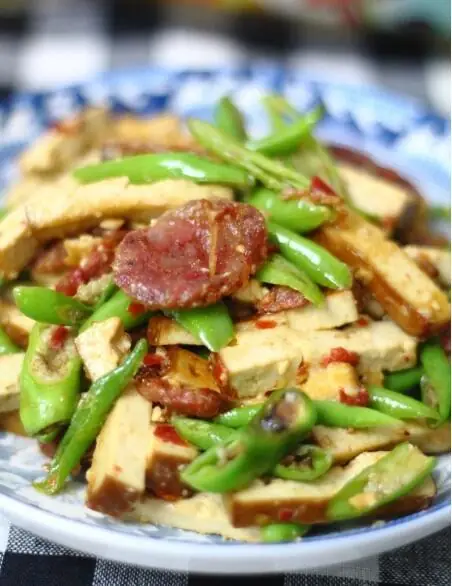 豆腐干炒腊肠，豆腐干吸饱了汤汁，吃起来很像冻豆腐的口感