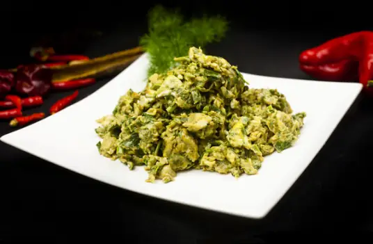 酥皮香椿，有着清热解毒、健胃理气、润肤明目的作用