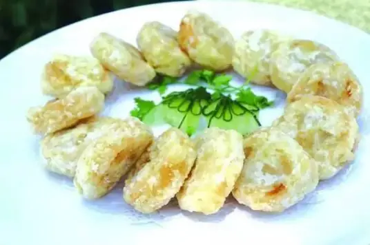 炸野鸡卷，色泽金黄，外酥里嫩，风味特别