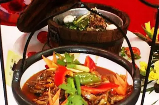 青鱼下巴甩水，洁白鲜嫩，眼瞠和鱼唇，糯滑肥醇，味鲜适口