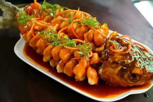 松子鱼，外表松脆，里面嫩脆，口味甜酸适度，咸辣鲜香兼备