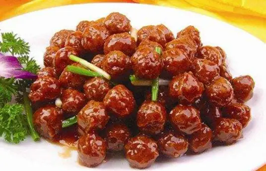 彩熘鱼丸，口感鲜嫩弹滑，汤汁浓郁
