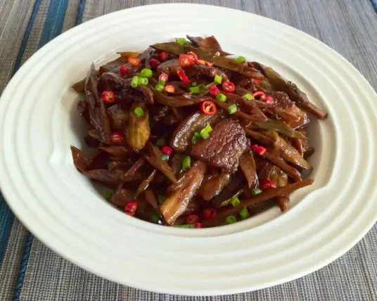 笋干烧肉，笋干被肉汁熬煮得无比入味，口感脆嫩