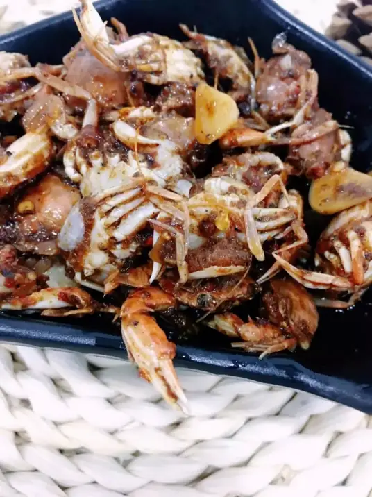 麻辣小螃蟹，蟹壳金黄酥脆、蟹肉鲜嫩多汁、配料香辣可口