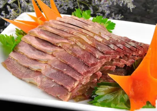 吴家熏肉，肥而不腻，瘦而不柴，草香浓郁