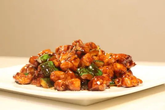 酱爆鸡丁，口味辣而香醇、口感丰富细腻