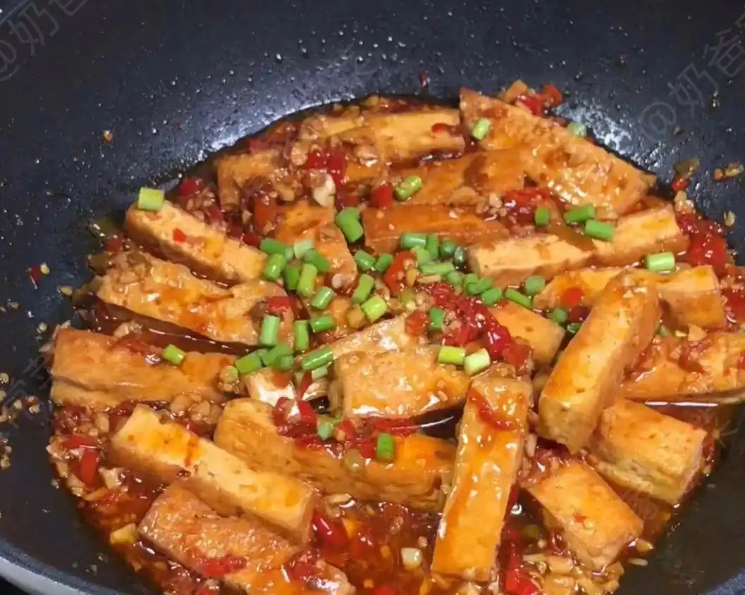 油煎豆腐这样做，豆腐又香又嫩还不碎