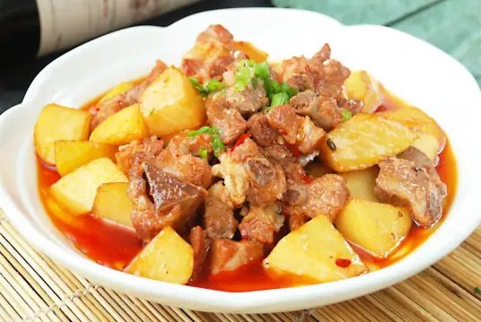 土豆烧排骨，排骨酥烂不塞牙，土豆吸饱了肉香