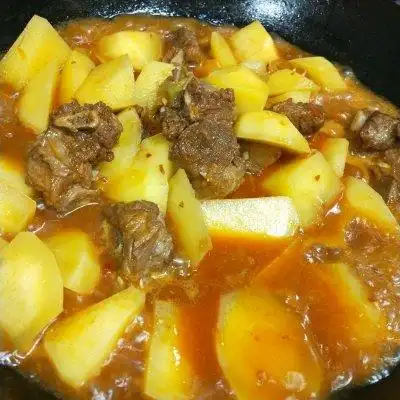 土豆烧排骨，排骨酥烂不塞牙，土豆吸饱了肉香