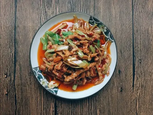 泡椒牛肉丝，牛肉丝滑嫩多汁，泡椒的酸辣味道恰到好处