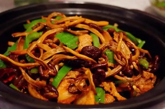 五花茶树菇，茶树菇口感鲜美，营养也是一流，搭配得当