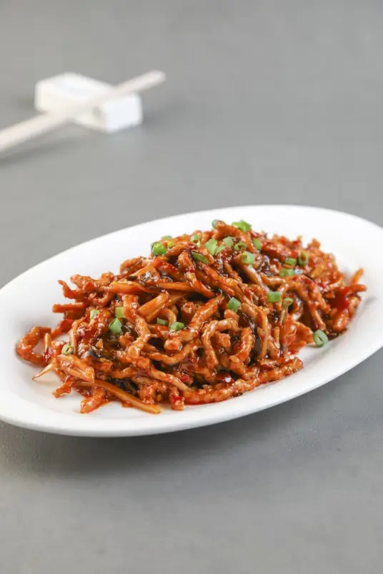 下饭菜鱼香肉丝，色泽红亮，肉丝滑嫩，笋丝脆爽