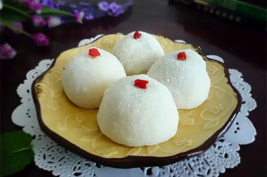 艾窝窝，外表雪白，形如球状，质地粘软，口味香甜