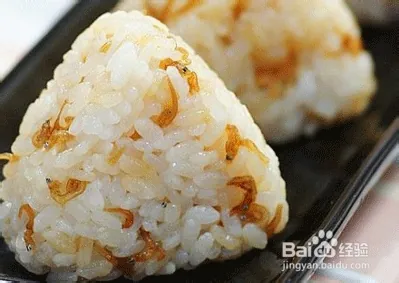 喜欢日本料理的一起看看日式小银鱼饭团 的做法