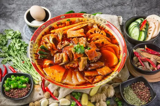 四川冒菜的做法，再配上一碗白米饭，色香味俱全，超过瘾