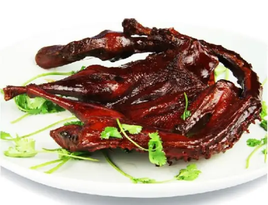 酱板鸭，色泽深红，皮肉酥香，酱香浓郁，滋味悠长
