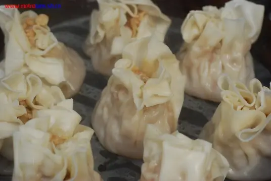 下沙烧卖，一口咬下，汤汁迸发，笋香与肉香交织，鲜而不腻