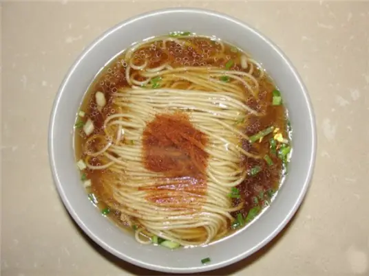 以鲜美的虾子和细腻的小刀面为主料制作而成的虾子小刀面