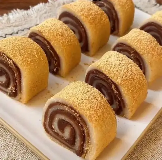 驴打滚的做法，以其软糯的糯米、香甜的豆沙和酥脆的黄豆粉而闻名
