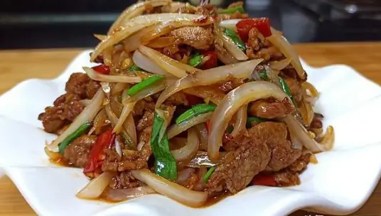 小编给大家带来四种简单又好吃的洋葱做法