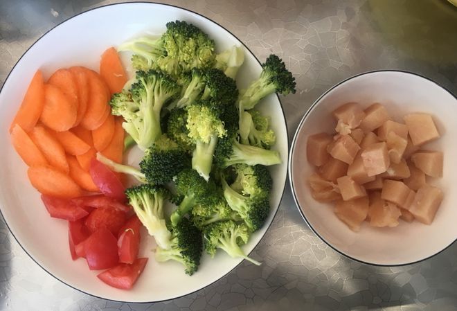 减肥的美女们在家可以自己做份鸡胸肉炒西兰花