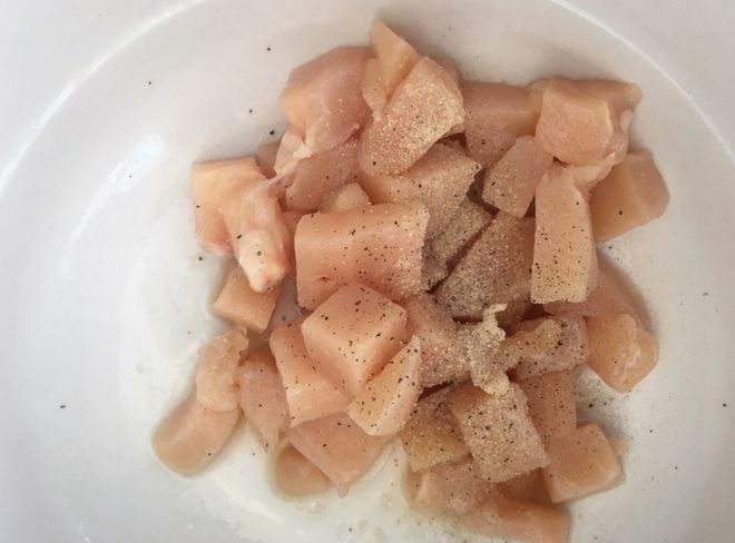 减肥的美女们在家可以自己做份鸡胸肉炒西兰花
