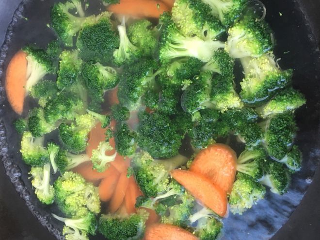 减肥的美女们在家可以自己做份鸡胸肉炒西兰花