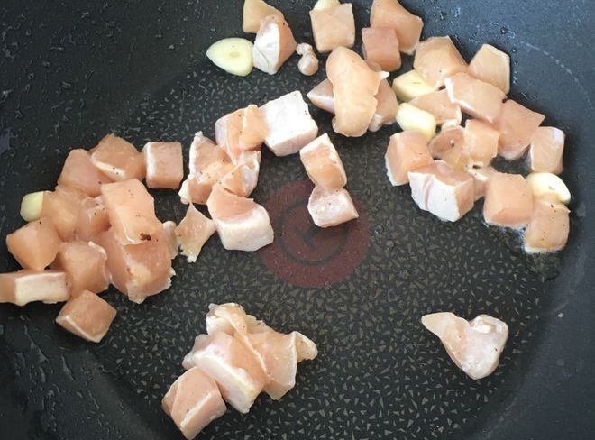 减肥的美女们在家可以自己做份鸡胸肉炒西兰花