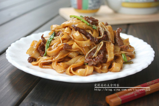 干炒牛河的家常做法，口感丰富，香气扑鼻