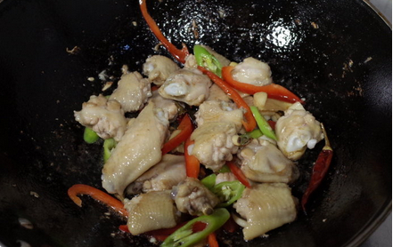 汁香味浓、鲜嫩爽滑的三杯鸡怎么做？