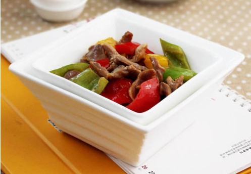 爆炒鸡胗的家常做法色彩鲜艳，香鲜滑嫩，口味宜人